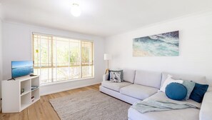Smart TV, ping pong - Pet friendly Driftwood Cottage, 1-28 Farm Rd - W-Fi, Air Con and ground floor (Fingal Bay)