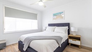 3 bedrooms, iron/ironing board, free WiFi - Pet friendly Driftwood Cottage, 1-28 Farm Rd - W-Fi, Air Con and ground floor (Fingal Bay)