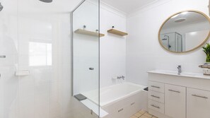 Bathtub, hair dryer - Pet friendly Driftwood Cottage, 1-28 Farm Rd - W-Fi, Air Con and ground floor (Fingal Bay)