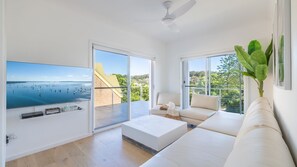 Smart TV, ping pong, books - Cloud Nine, 18 Wynne Cres - heated pool, waterviews, beach (Corlette)