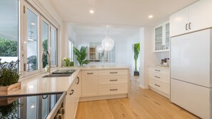 Fridge, microwave, oven, stovetop - Cloud Nine, 18 Wynne Cres - heated pool, waterviews, beach (Corlette)