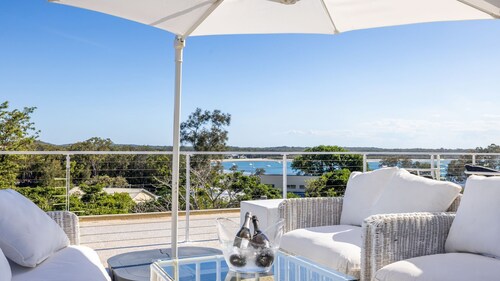 Cloud Nine, 18 Wynne Cres - heated pool, waterviews, beach