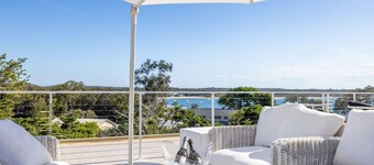 Cloud Nine, 18 Wynne Cres - heated pool, waterviews, beach