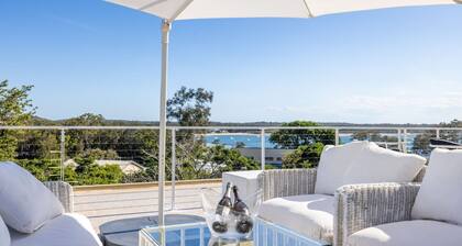 Cloud Nine, 18 Wynne Cres - heated pool, waterviews, beach