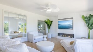 5 bedrooms, iron/ironing board, free WiFi, bed sheets - Cloud Nine, 18 Wynne Cres - heated pool, waterviews, beach (Corlette)
