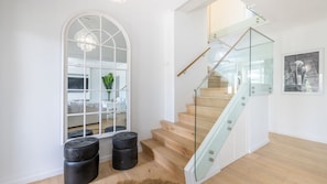 Interior - Cloud Nine, 18 Wynne Cres - heated pool, waterviews, beach (Corlette)