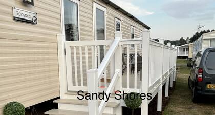 Deluxe, Spacious, Modern 3 Bedroom Holiday Home, Large Enclosed Decking Veranda