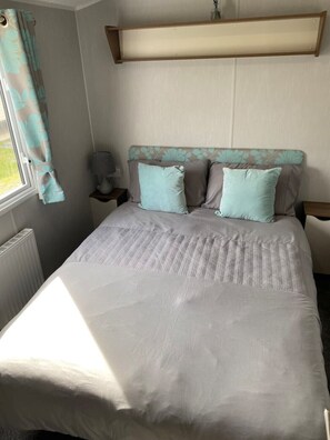 3 bedrooms, bed sheets - Deluxe, Spacious, Modern 3 Bedroom Holiday Home, Large Enclosed Decking Veranda (Port Seton)