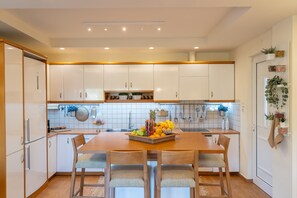 Fridge, oven, dishwasher, coffee/tea maker - Άνετη βίλα οικογενειακού μεγέθους με υδρομασάζ! (Heraklion, Crete)