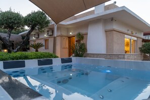 Pool - Άνετη βίλα οικογενειακού μεγέθους με υδρομασάζ! (Heraklion, Crete)