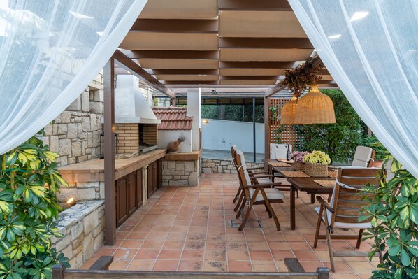 Outdoor dining - Άνετη βίλα οικογενειακού μεγέθους με υδρομασάζ! (Heraklion, Crete)