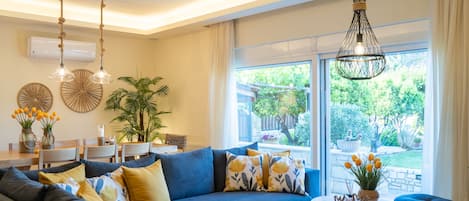 Smart TV, fireplace