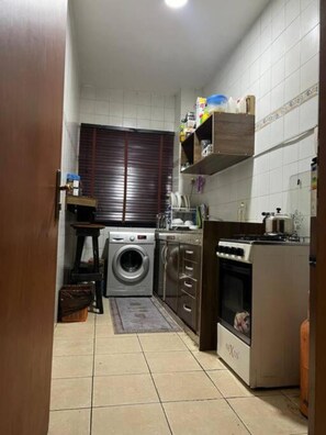 Réfrigérateur, four, plaque de cuisson