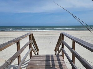 On the beach - Awesome Ocean Front, Large Screened Porch Pelican Watch- Perfect Beach House! (Pawleys Island)