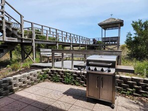 Outdoor dining - Awesome Ocean Front, Large Screened Porch Pelican Watch- Perfect Beach House! (Pawleys Island)