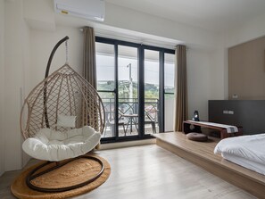 Down duvets, desk, laptop workspace, free WiFi - YUJING NU TIME (Tainan)