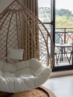 Design Villa | Down comforters, desk, laptop workspace, free WiFi - YUJING NU TIME (Tainan)