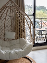 Cubrecamas, escritorio, espacio para trabajar con laptop y wifi gratis