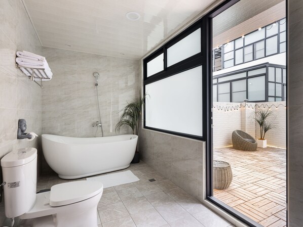 Designertoiletartikler, hårtørrer, hjemmesko, håndklæder