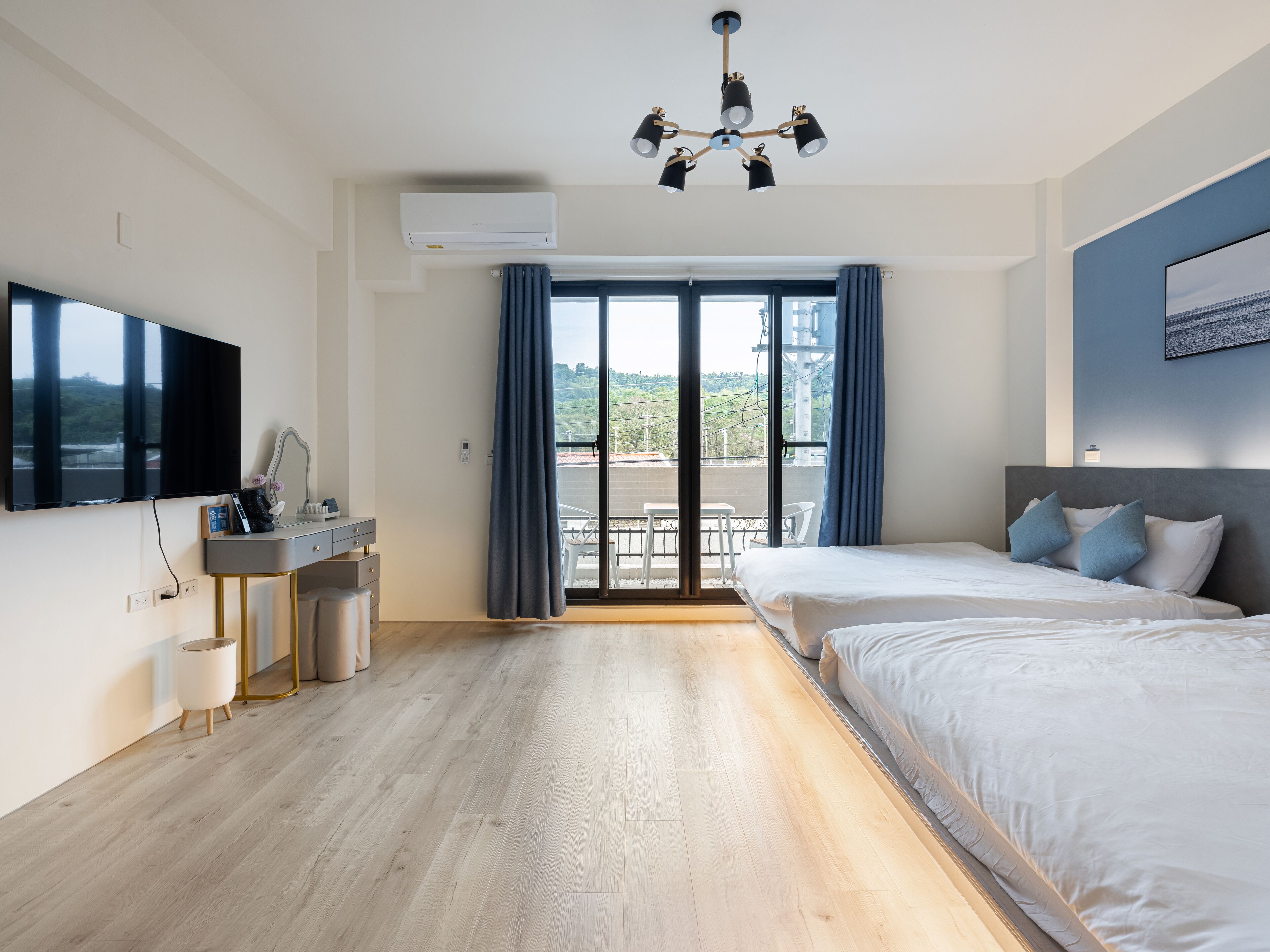 Down comforters, desk, laptop workspace, free WiFi