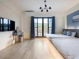 Cubrecamas, escritorio, espacio para trabajar con laptop y wifi gratis