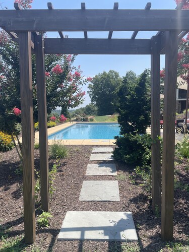 The Barn studios with a view near Monticello and wineries!