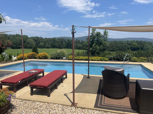 The Barn studios with a view near Monticello and wineries!