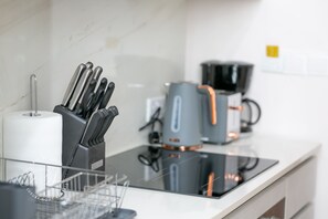 コンフォート スタジオ | 専用キッチン | 大型冷蔵庫、電子レンジ、オーブン、トースター