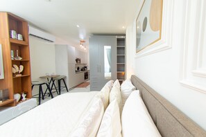 Studio Confort | Bureau, rideaux d’obscurcissement, fer et planche à repasser