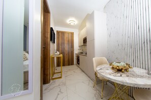 Escritorio, cortinas blackout y tabla de planchar con plancha 