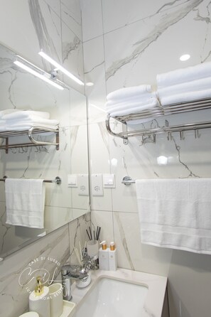 Studio Confort | Salle de bain | Douche, douche cascade, serviettes fournies