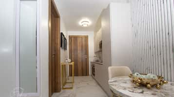 Comfort Studio, 1 Queen Bed | Desk, blackout curtains, iron/ironing board, free WiFi