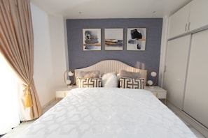 Estudio Confort, 1 cama de matrimonio | Escritorio, cortinas opacas, tabla de planchar con plancha y wifi gratis