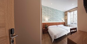 Standard Double or Twin Room | In-room safe, desk, soundproofing, WiFi - Pensión O Códice (Santiago de Compostela)
