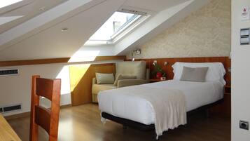 Habitación 302 Ind. ático planta/floor 3 | In-room safe, desk, soundproofing, WiFi