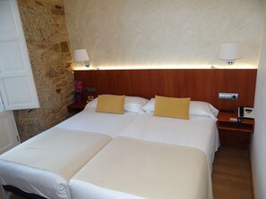 In-room safe, desk, soundproofing, WiFi - Pensión O Códice (Santiago de Compostela)