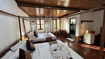 Deluxe Quadruple Room | Living area