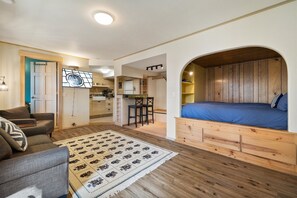 4 bedrooms, desk, iron/ironing board, travel cot