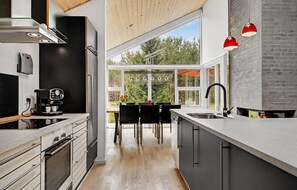 Fridge, stovetop, dishwasher, coffee/tea maker - Amazing home in Ebeltoft with WiFi (Ebeltoft)