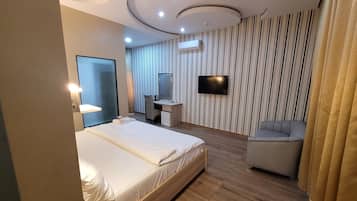 Kamar Double Eksekutif | Seprai premium, tempat tidur Select Comfort, dan meja kerja