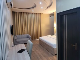 Executive Double Room | Premium bedding, Select Comfort beds, desk, laptop workspace