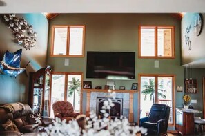 Smart TV, fireplace, foosball, books - Resort Style Home (Kalkaska)