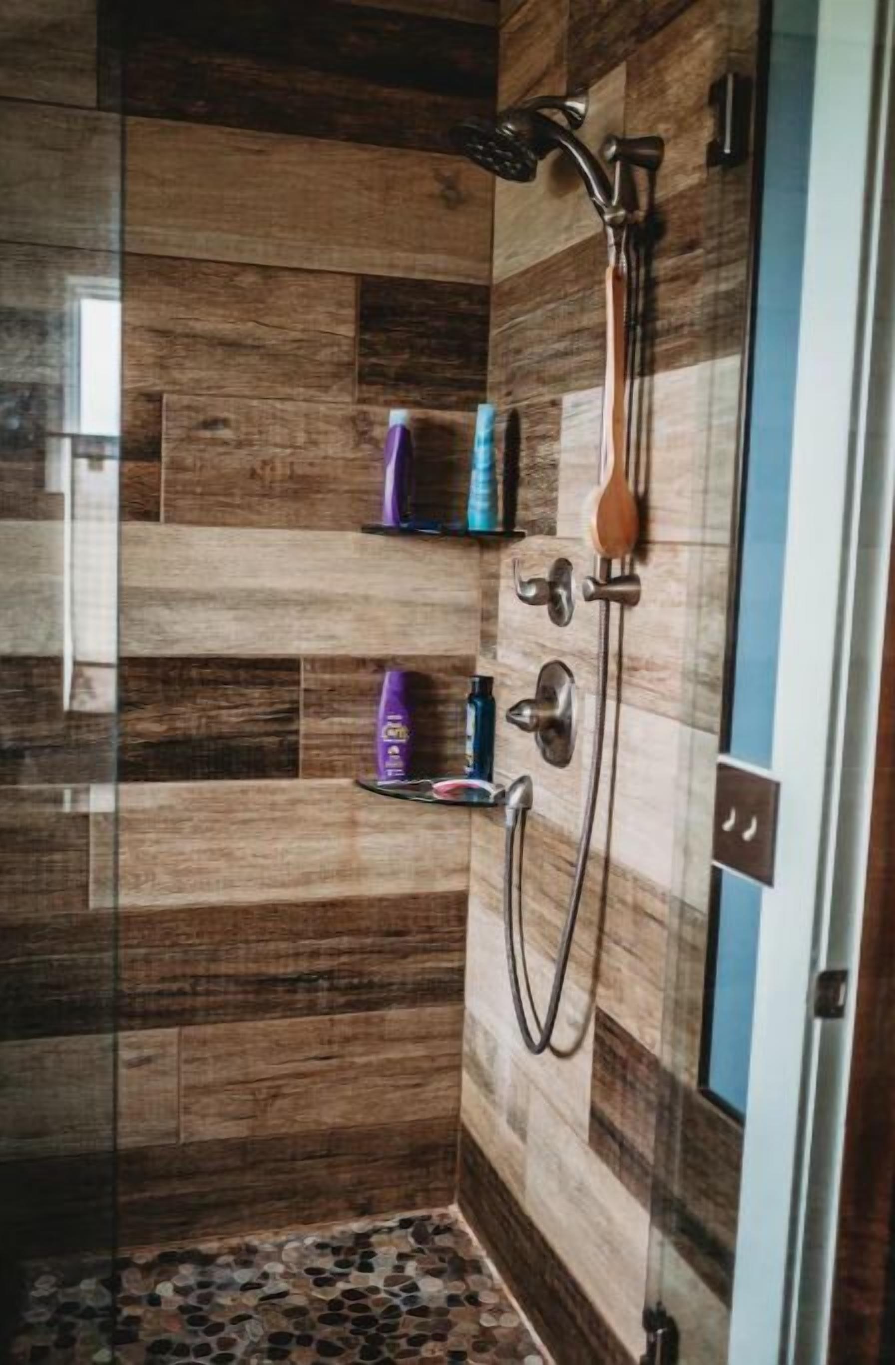 Douche, baignoire à jets, sèche-cheveux, serviettes fournies