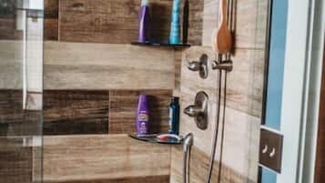 Douche, baignoire Ă jets, sĂšche-cheveux, serviettes fournies