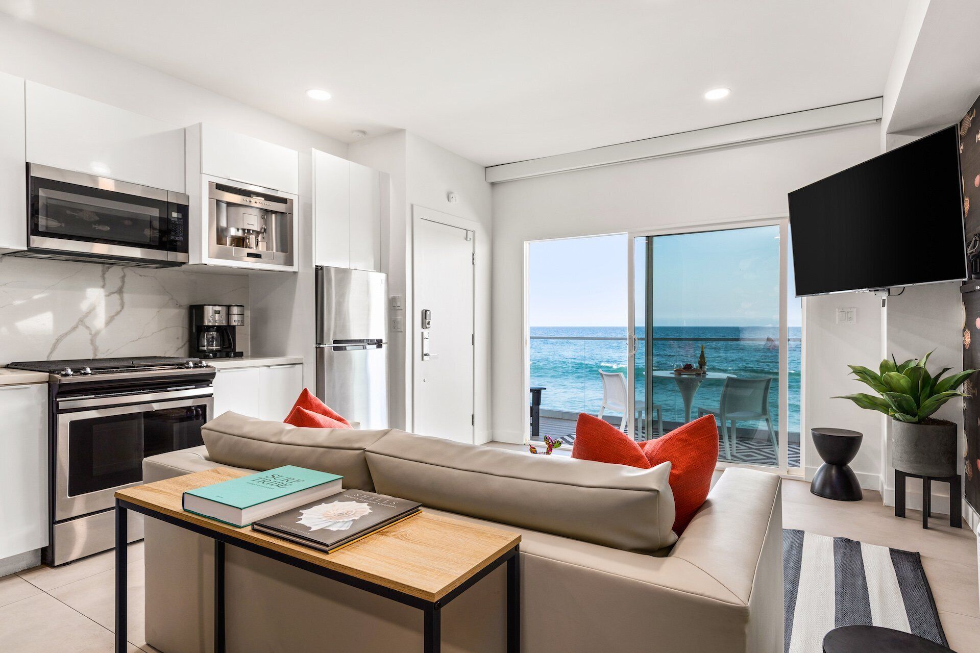 The Malibu 5 - No. 2 - Beachfront Studio w pvt balcony, parking, beach access