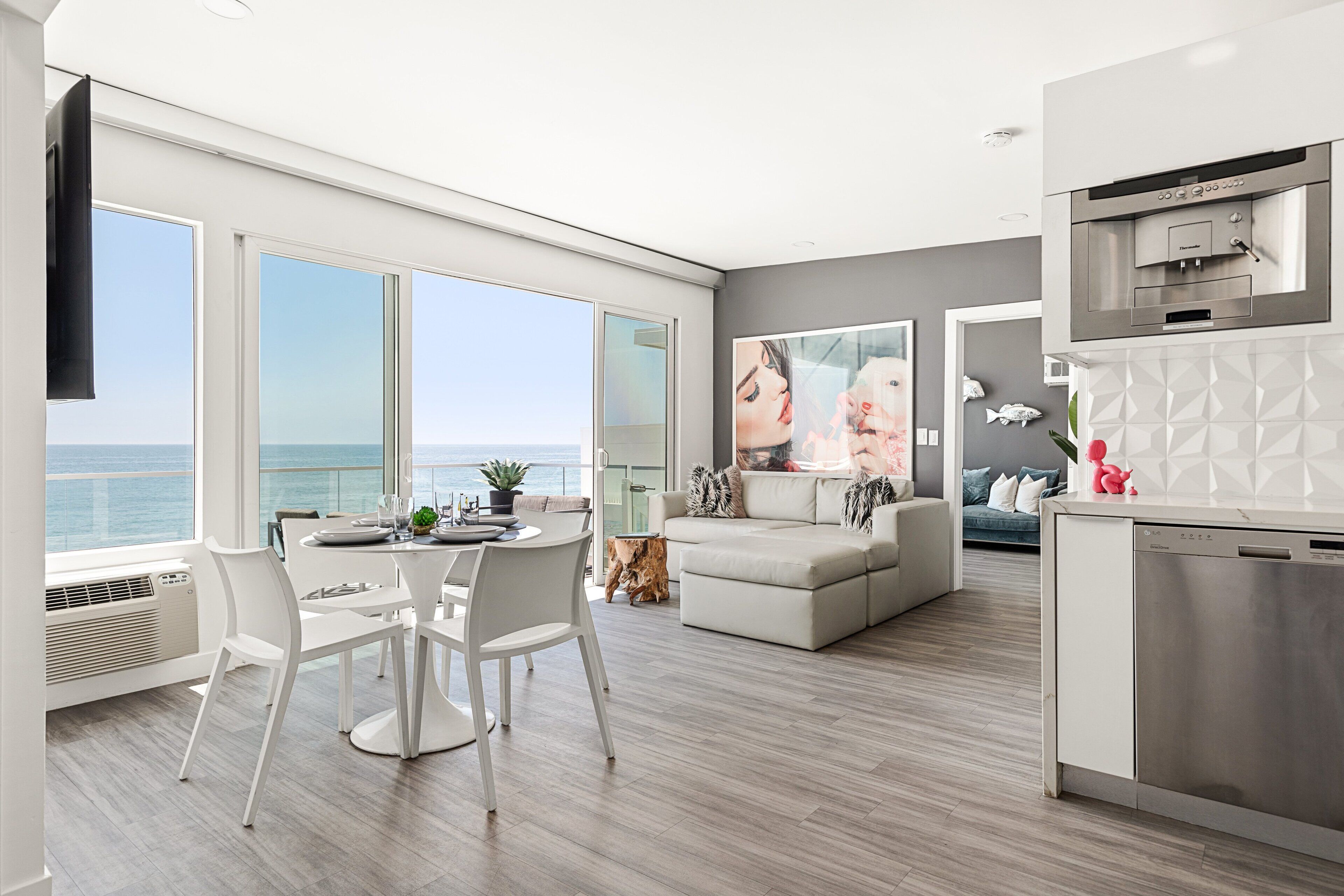 The Malibu Five - No. 1 - Beachfront 1 Bd w pvt balcony, parking, beach access