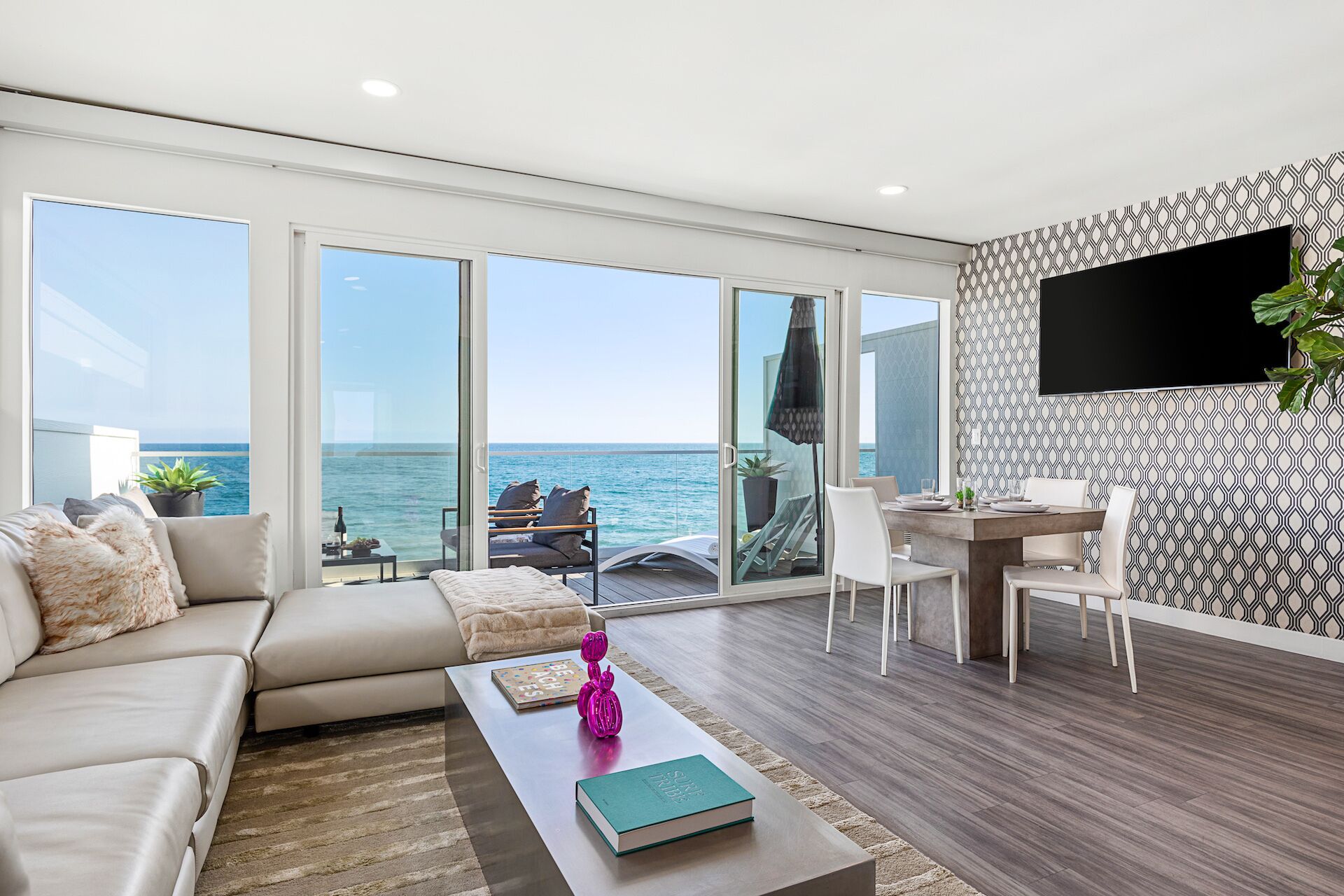 The Malibu 5 - No. 3 - Beachfront 1 Bd w pvt balcony, parking, beach access