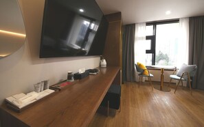 Suite Studio Familiale | Décoration personnalisée, espace de travail pour ordinateur portable