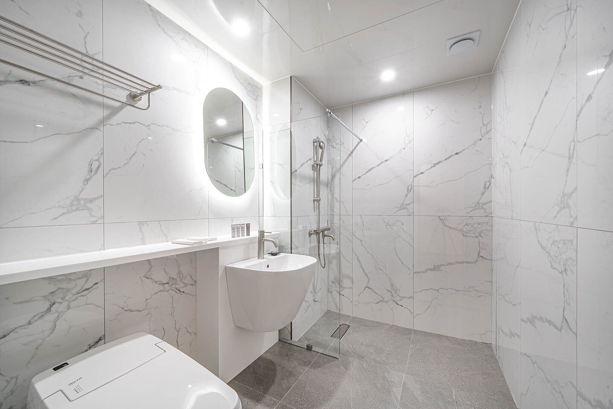 Shower, towels