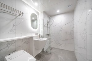 Shower, towels - Brown Dot Hotel Ajung (Jeonju)